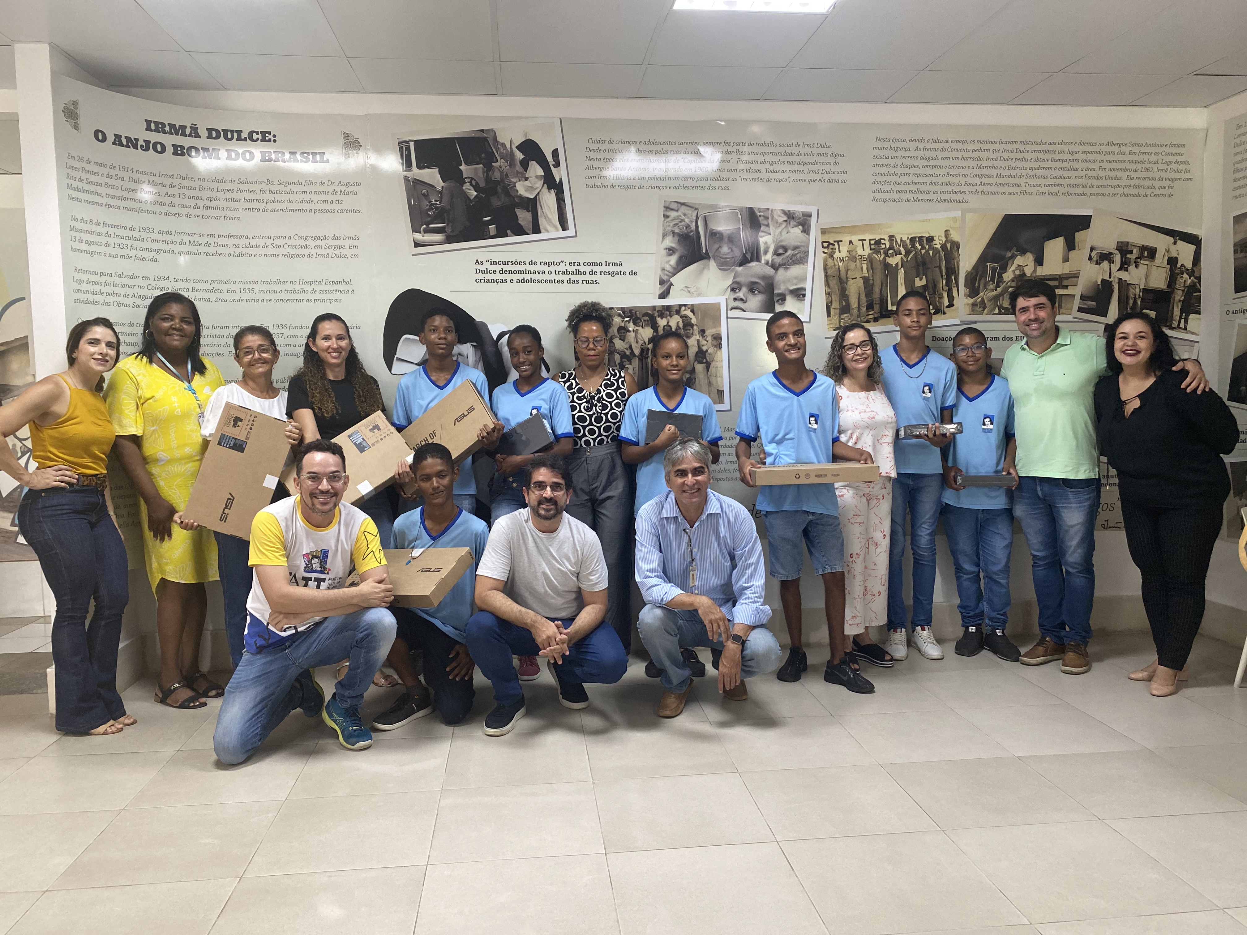 Alunos e professores do CESA recebem notebooks e tablets da sorveteria A Cubana