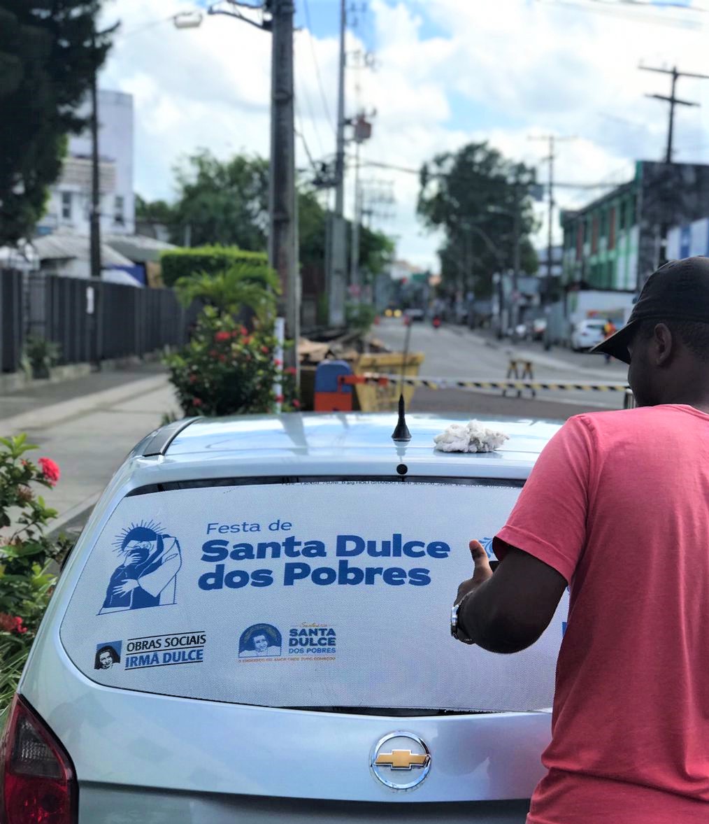 Neste fim de semana, motoristas podem plotar o carro com adesivo da Festa de Santa Dulce