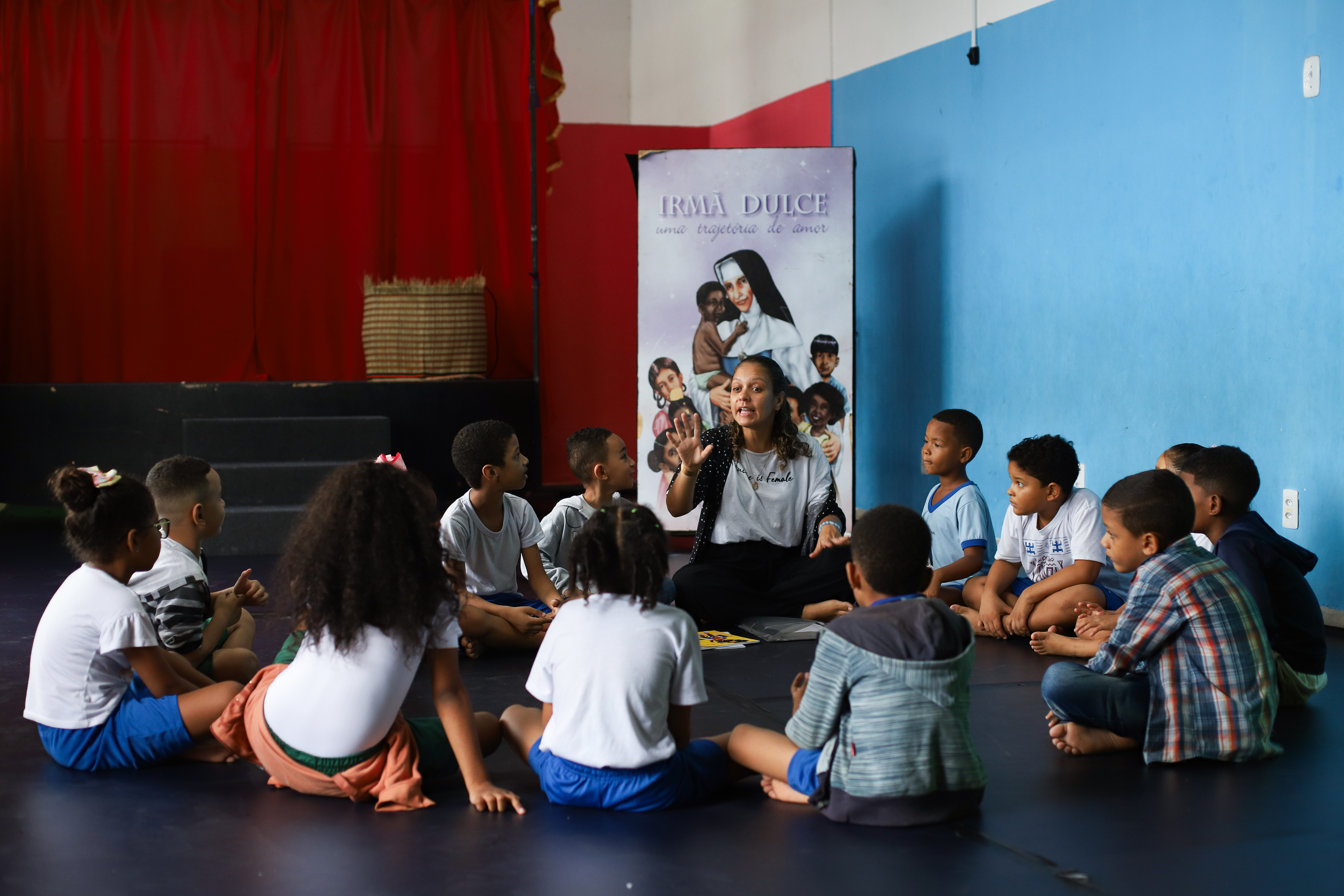 Oficina de Griô incentiva leitura ao abordar cultura indígena e oralidade na escola fundada por Santa Dulce dos Pobres