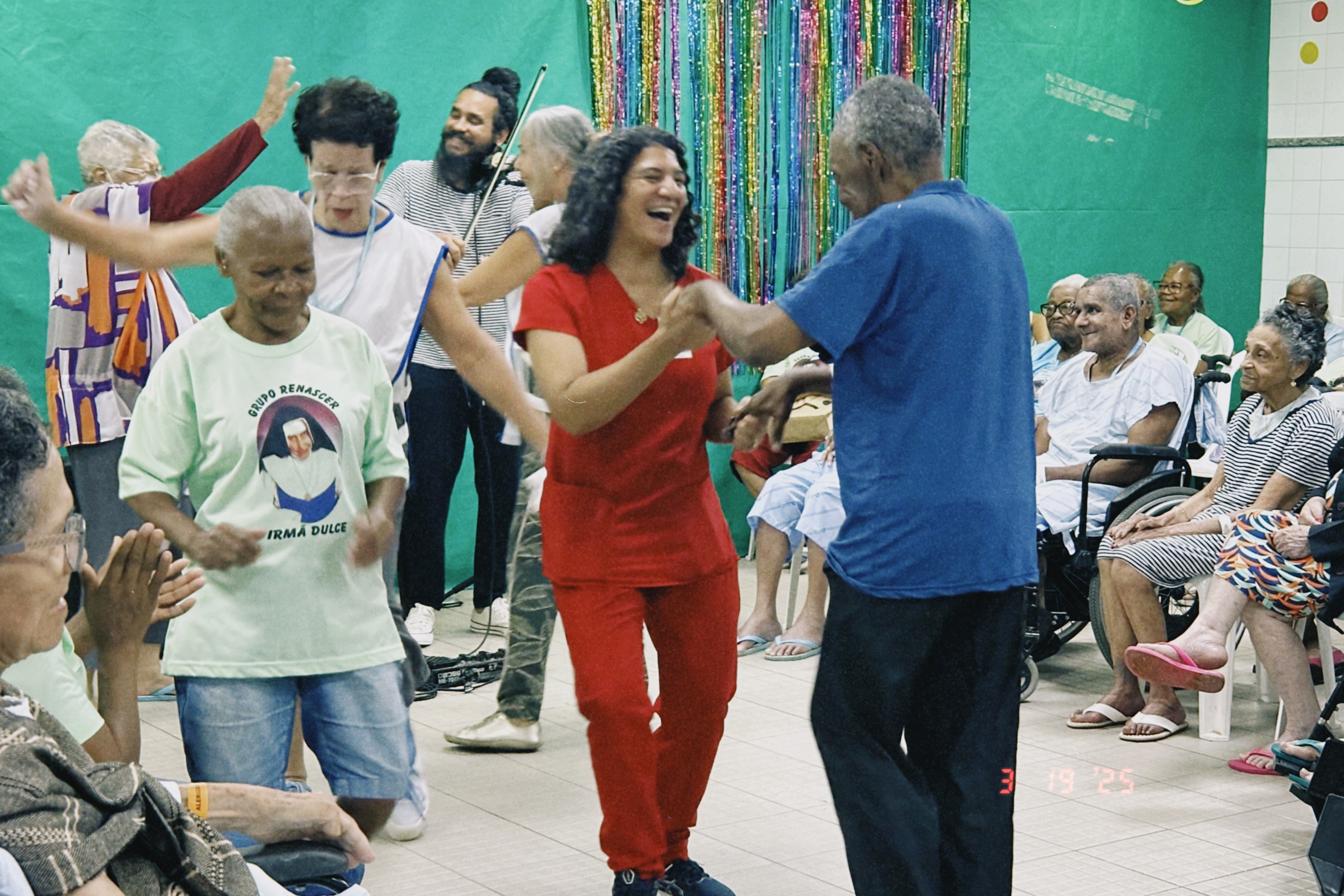 Voluntários levam música e alegria para o Centro Geriátrico