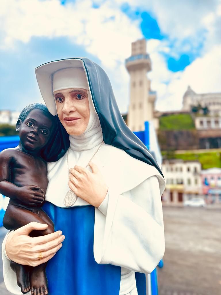 Imagem Peregrina de Santa Dulce chega ao bairro da Liberdade com a presença do miraculado da Canonização da religiosa baiana