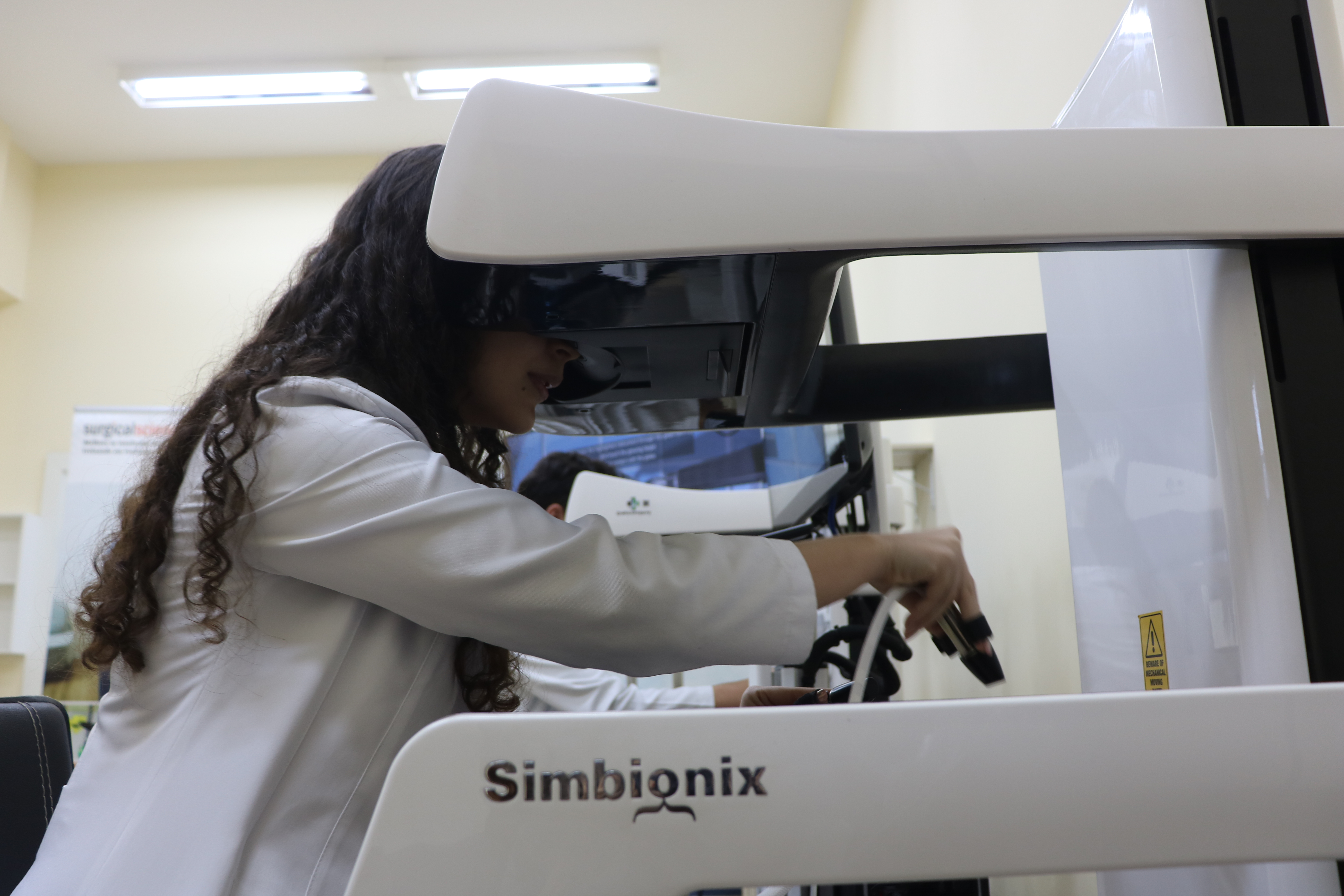 Imersão em realidade virtual capacita cirurgiões robóticos em Salvador