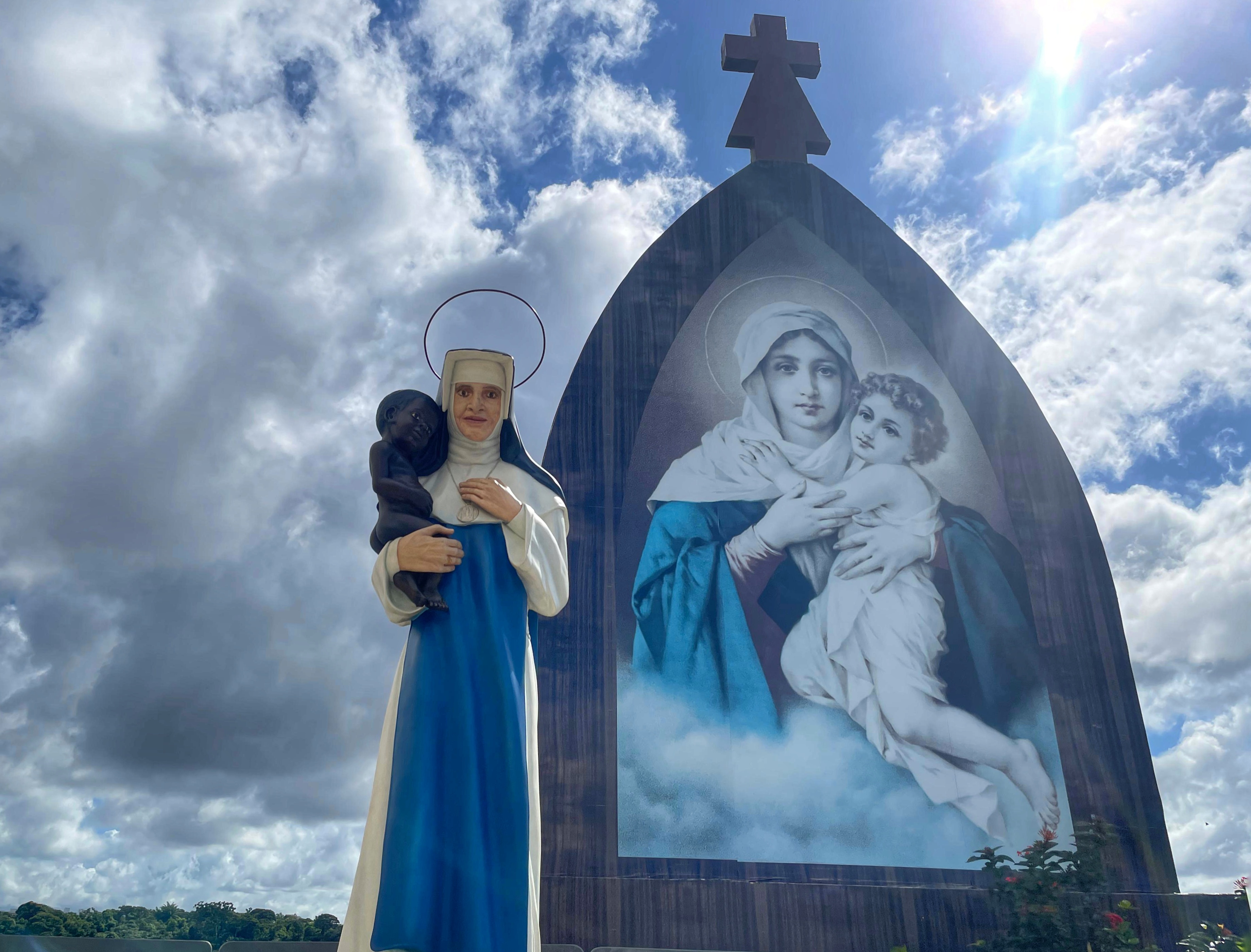 Peregrinação com a imagem de Santa Dulce dos Pobres percorre diversos bairros de Salvador