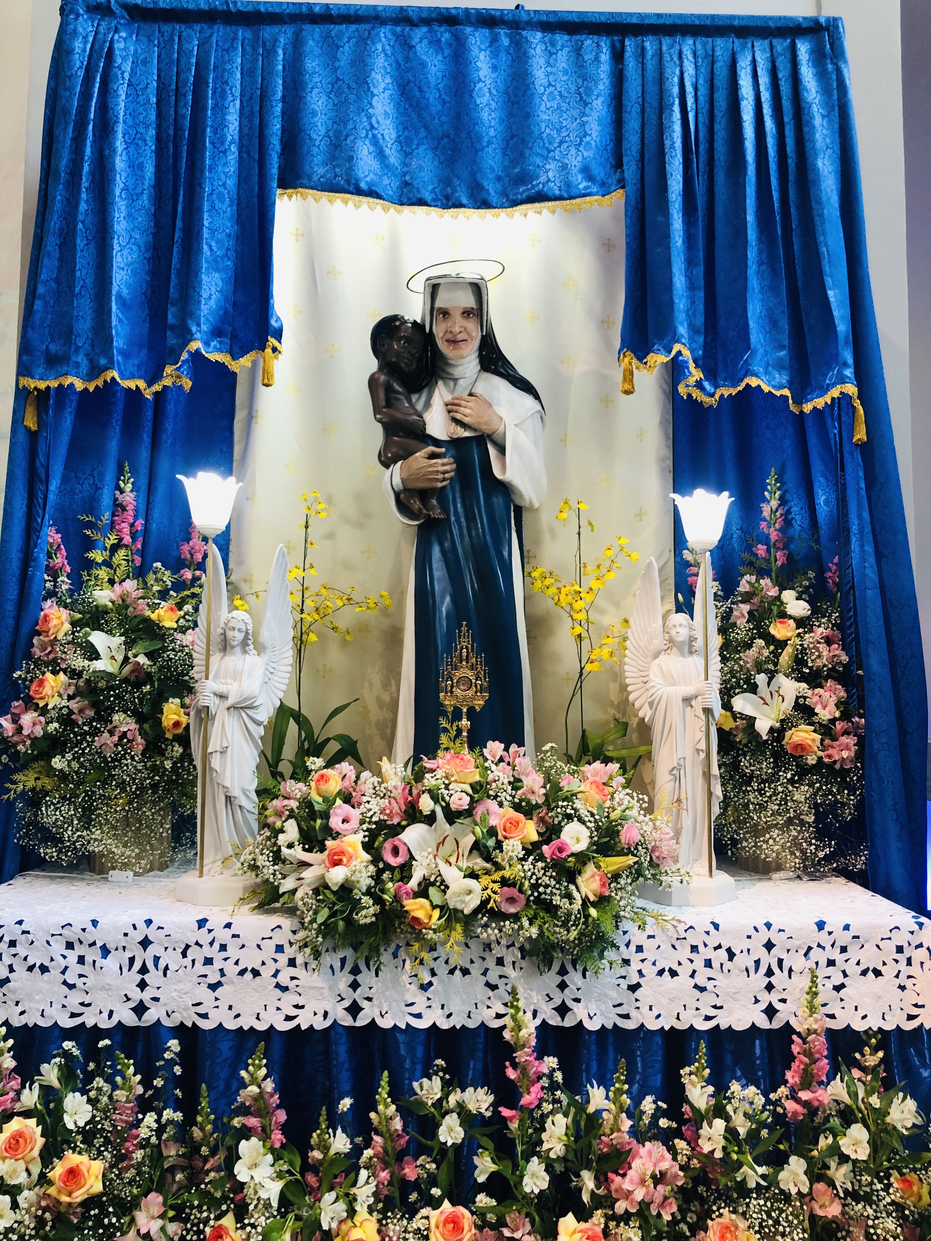 Festa em homenagem à primeira santa brasileira será encerrada com missa campal, procissão e shows na Praça Irmã Dulce