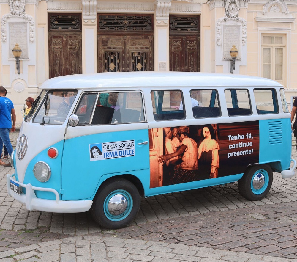 Obras Irmã Dulce recebem réplica da Kombi utilizada por Santa Dulce em suas ações sociais