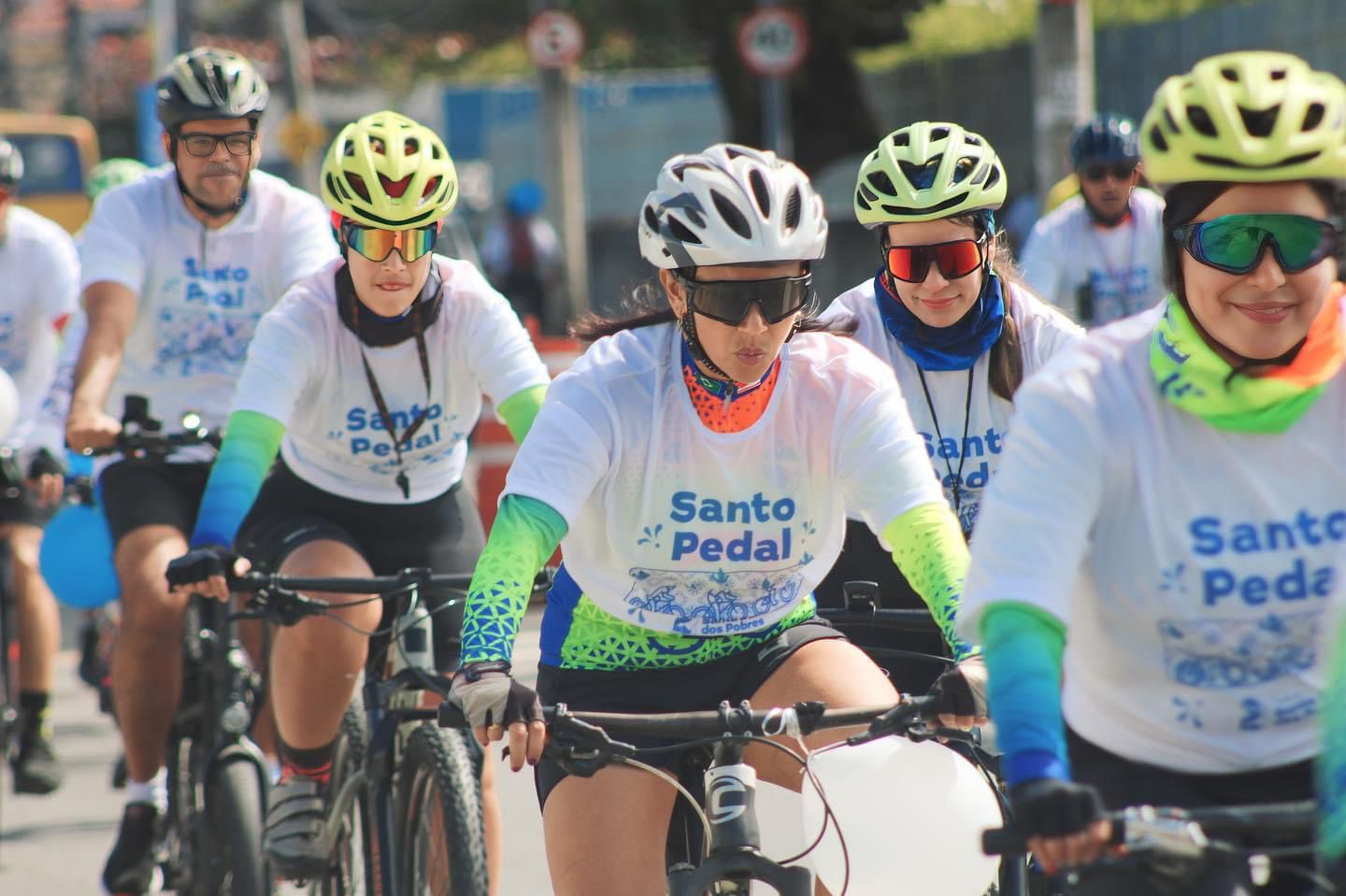 Ciclistas pedalam em homenagem à primeira santa brasileira