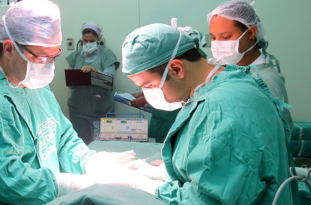 Obras Irmã Dulce lançam pedra fundamental de nova sala cirúrgica